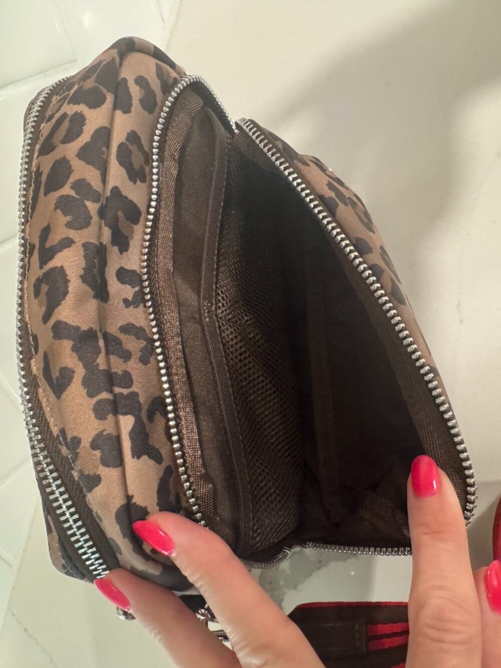 Lululemon Everywhere Crossbody Bag 2L – True Leopard Multi 🐆 - Picture 3 of 6